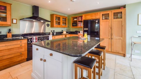 Kitchen with central island, Barebones Farm, Bolthole Retreats