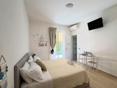 Double Room | In-room safe, desk, free WiFi, bed sheets
