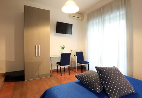 Double Room (Blu) | Desk, iron/ironing board, free WiFi, bed sheets