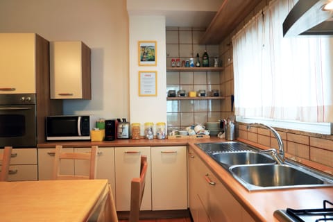 Double Room (Rossa) | Private kitchen | Fridge, microwave, oven, stovetop