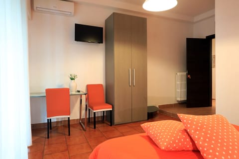 Double Room (Arancio) | Desk, iron/ironing board, free WiFi, bed sheets