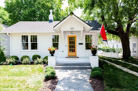 LOCATION!! Just 1 block from everything in downtown Franklin! 