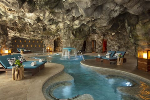 Couples treatment rooms, sauna, hot tub, steam room, body treatments