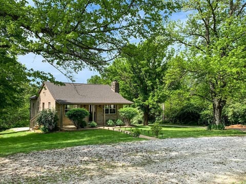 Welcome to your charming country getaway, Setter Haus, surrounded by a spacious front yard and peaceful countryside views. Only 10 minutes to the Purina Events Center, the Setter Haus is popular with guests competing at events held throughout the year.