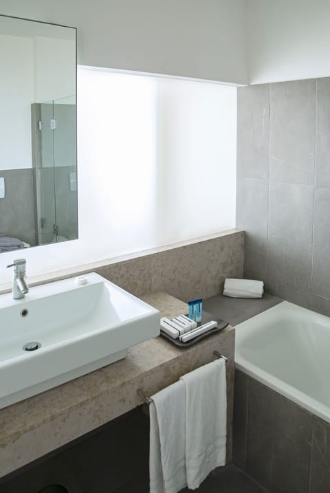 Combined shower/tub, free toiletries, hair dryer, bidet