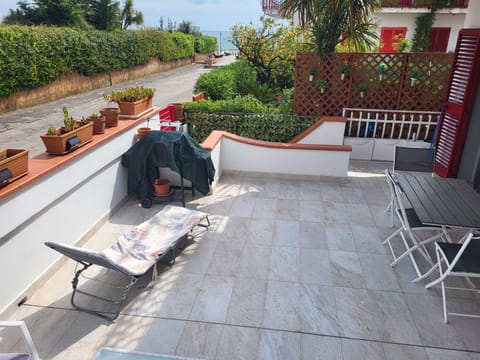 Lettini e zona relax per godersi le giornate all’aperto.