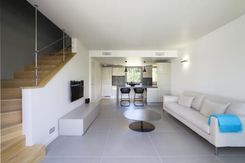 Full-size fridge, microwave, oven, stovetop