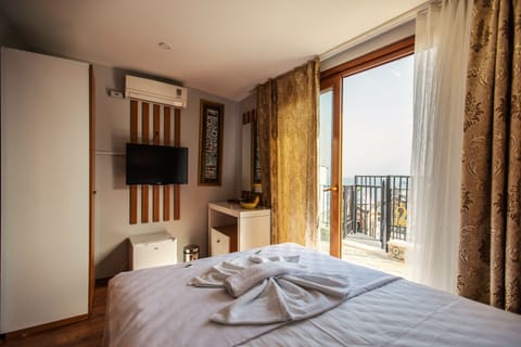 Double Room, Terrace, Sea View | Minibar, in-room safe, desk, blackout drapes