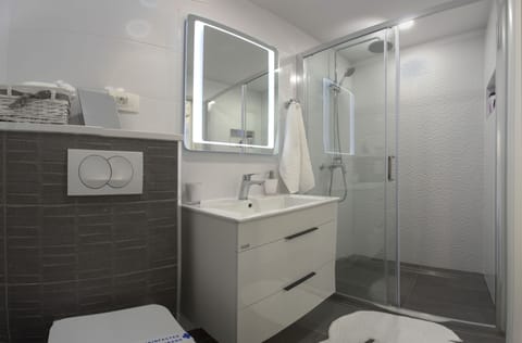 Deluxe Double rooms, shared terrace | Bathroom | Shower, rainfall showerhead, free toiletries, hair dryer