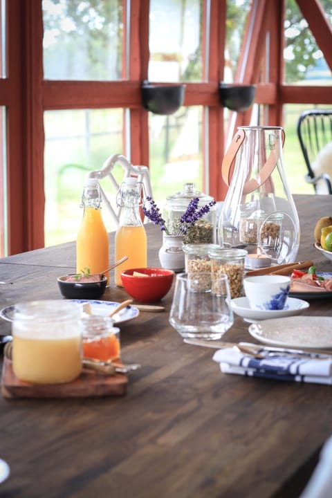 Free daily cooked-to-order breakfast