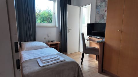 Single Room | Free WiFi, bed sheets