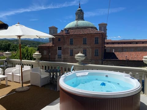 Seasonal outdoor pool, open 9:00 AM to 7:00 PM, pool umbrellas