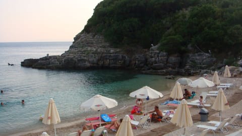 Beach nearby, white sand, 4 beach bars