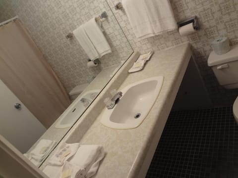 Combined shower/tub, designer toiletries, hair dryer, towels