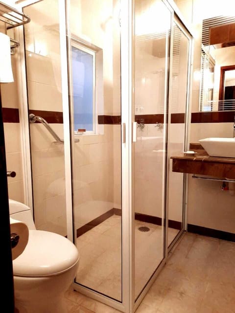 Standard Room, 1 Queen Bed (Patrice) | Bathroom | Hair dryer, towels, soap, shampoo