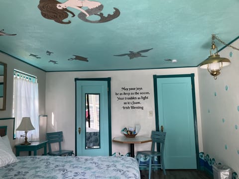 Design Single Room, 1 King Bed | Free WiFi, bed sheets