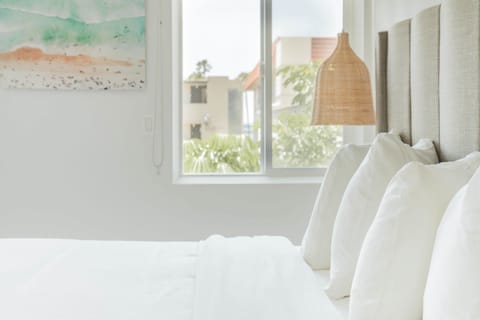 Deluxe Room, 1 King Bed, Non Smoking | Premium bedding, pillowtop beds, desk, blackout drapes
