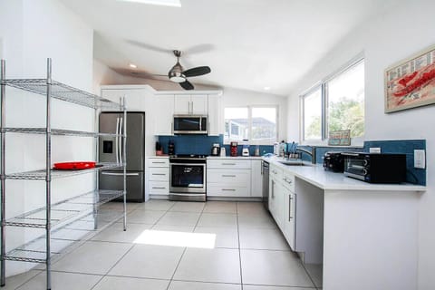 Modern kitchen with all that you'll need to prepare your perfect meals.