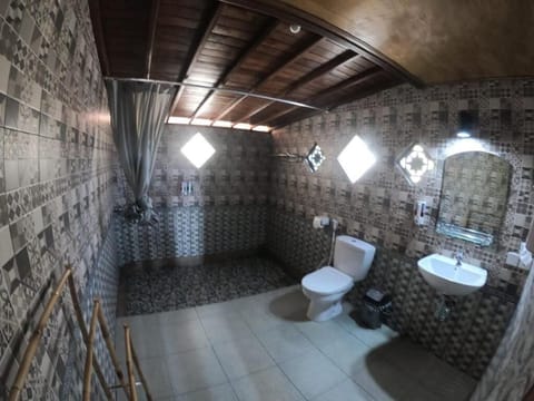 Shower, free toiletries, towels