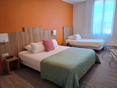 Classic Triple Room | Individually decorated, individually furnished, desk, soundproofing