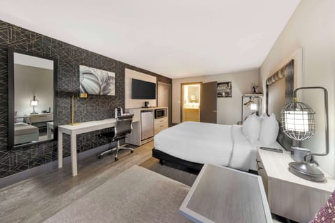 Premium bedding, in-room safe, desk, laptop workspace