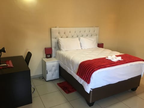Executive Double Room, 1 Bedroom | Desk, laptop workspace, iron/ironing board, WiFi (free)