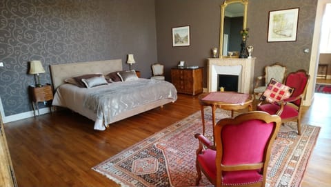 Family Room (3 - Tapisserie) | Premium bedding, down comforters, individually decorated