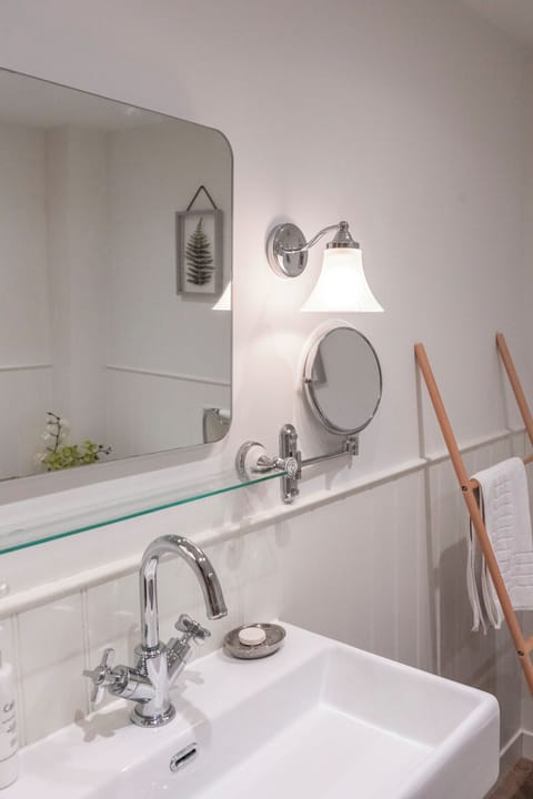 Deluxe Double or Twin Room | Bathroom | Combined shower/tub, free toiletries, hair dryer, towels