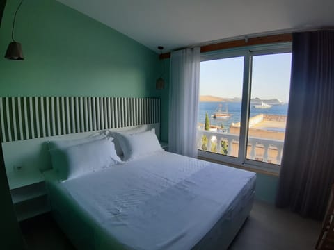 Deluxe Double Room, 1 Queen Bed, Sea View | 1 bedroom, minibar, desk, soundproofing
