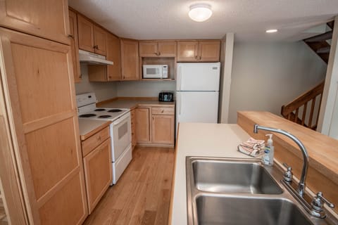 Kitchen - Good size kitchen with plenty of cabinet and counter space