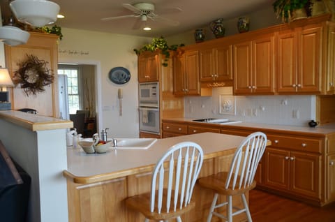 Kitchen breakfast bar