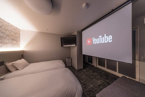 Premium Twin Room, 2 Twin Beds, Non Smoking | Living area | Flat-screen TV