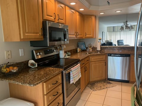 Beautiful & well-stocked kitchen