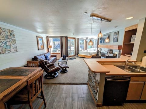 Gorgeous Studio Condo in Lakeside Village