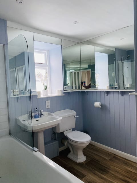 Standard Double Room, 1 Double Bed, Ensuite | Bathroom | Combined shower/tub, free toiletries, hair dryer, towels