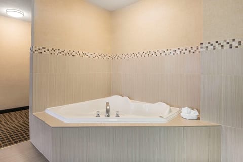 Suite, 1 King Bed, Non Smoking (Upgrade) | Bathroom | Free toiletries, hair dryer, towels, soap