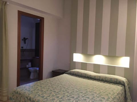 Double Room | Bathroom | Free toiletries, hair dryer, bidet, towels