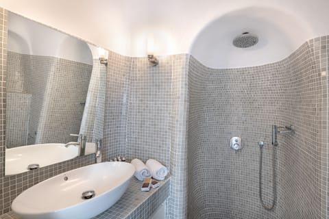 Double Room (Caldera View) | Bathroom | Shower, free toiletries, hair dryer, bathrobes