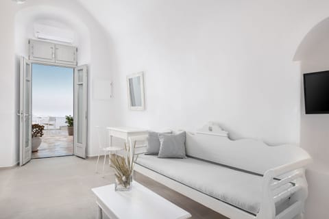 Suite (Caldera View) | In-room safe, soundproofing, iron/ironing board, free WiFi