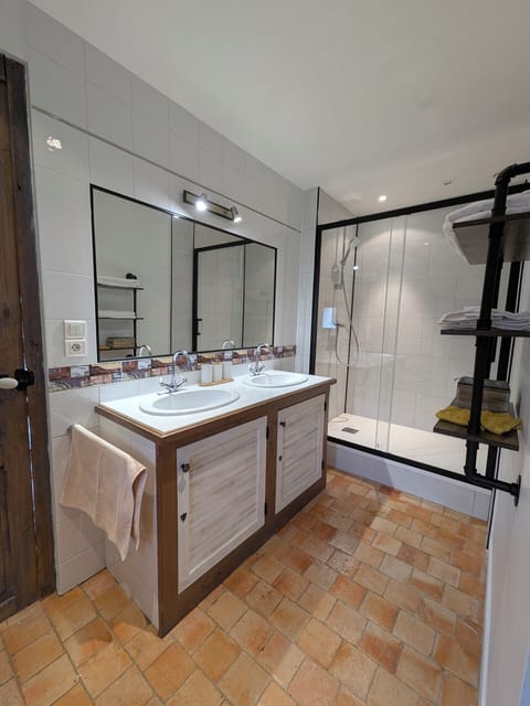 Bedroom 5 | Bathroom | Shower, hair dryer, towels, soap