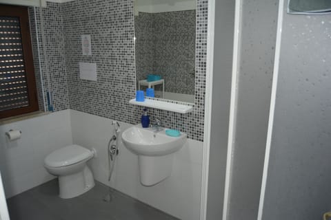 Double Room | Bathroom | Shower, rainfall showerhead, free toiletries, hair dryer