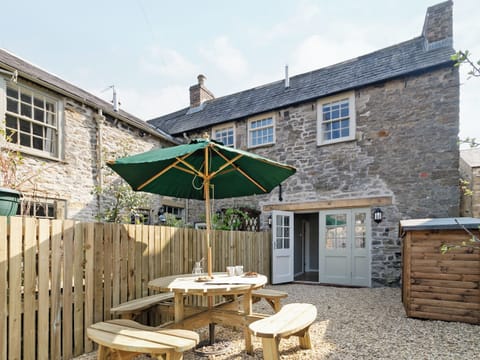 Inviting enclosed courtyard | Pinfold Cottage, Richmond