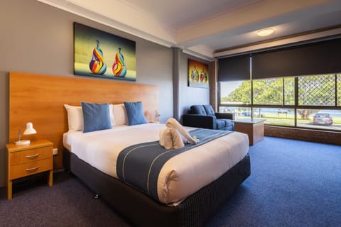 Deluxe Room, 1 Queen Bed, Kitchen, River View | Desk, iron/ironing board, WiFi (free), bed sheets
