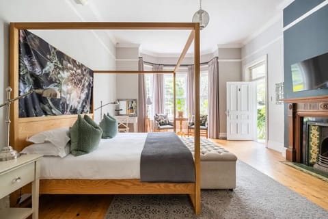 Honeymoon Studio, 1 King Bed | Hypo-allergenic bedding, in-room safe, individually decorated, desk