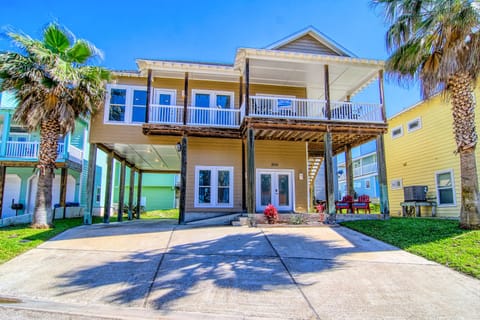 Seaside Paradise -- Lovely beach house with lots of parking!