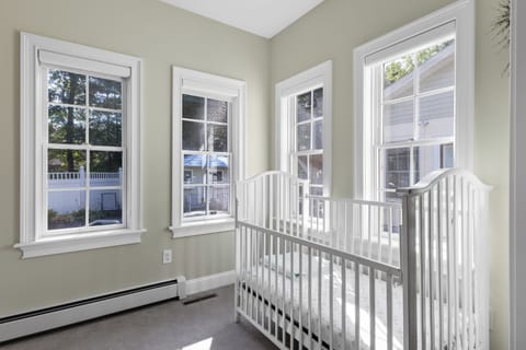 crib in fourth bedroom