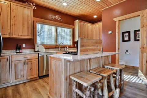Kitchen and Breakfast Bar