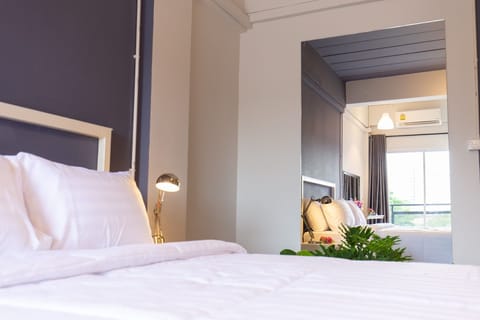 Standard Double Room | Desk, blackout drapes, soundproofing, free WiFi