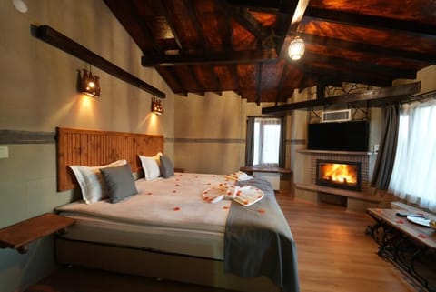 Deluxe Room, Fireplace, City View | 1 bedroom, premium bedding, individually decorated