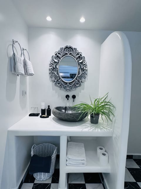 Deluxe House, Patio, Pool View | Bathroom | Free toiletries, hair dryer, slippers, towels